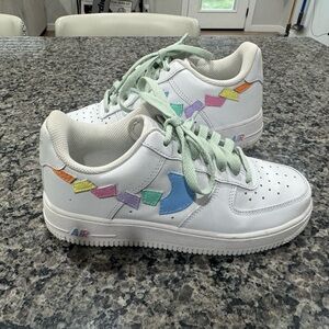 Nike women’s Sneakers with Multicolor Accents size 6